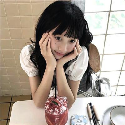给小酒馆女子喝高杯酒